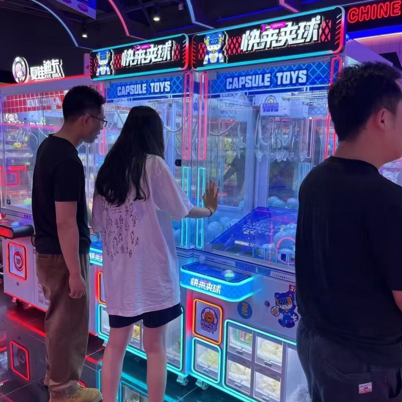 Automat z zabawkami w kapsułac – Arcade Toy Claw Vending Machine recenzja i cena